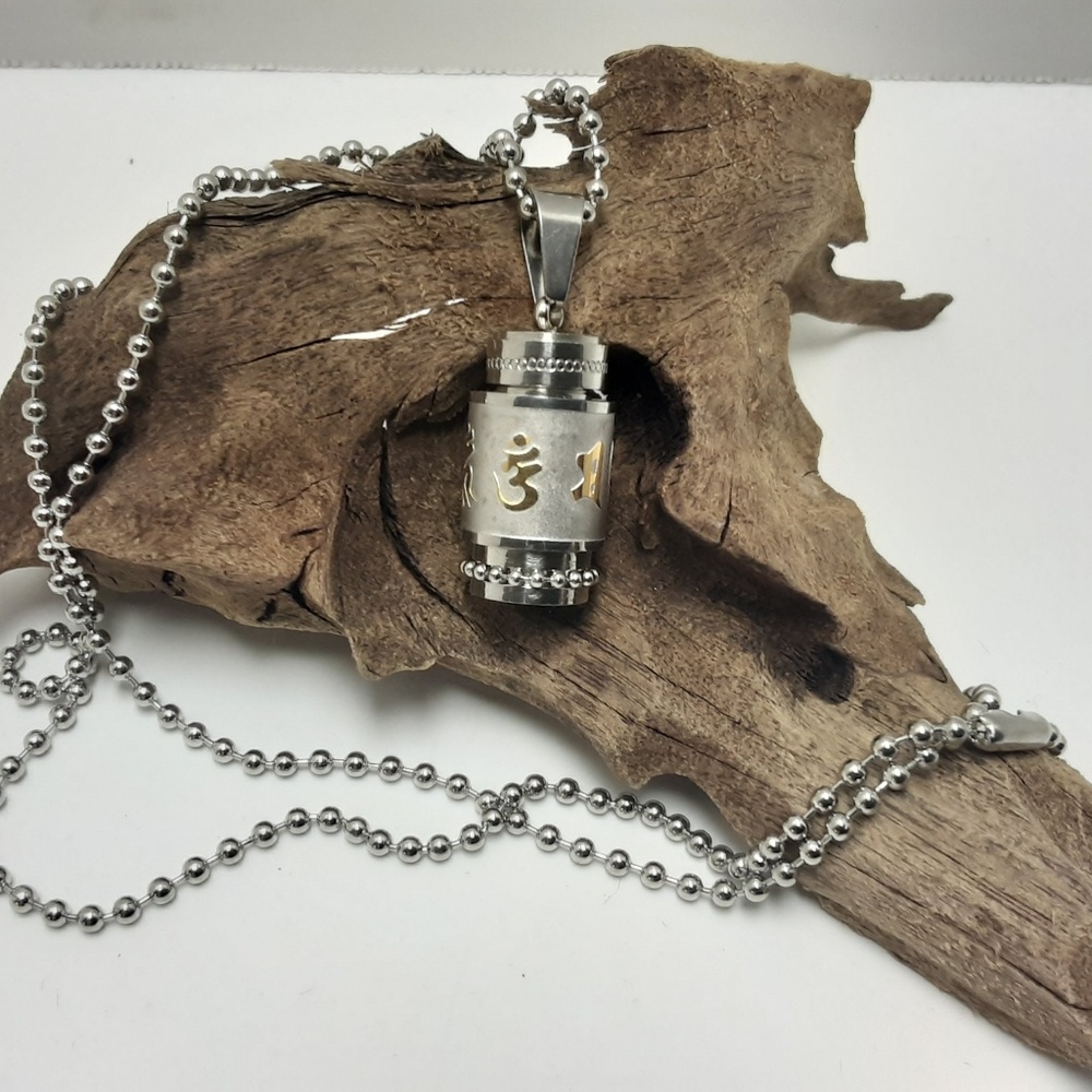 TIBETAN BUDDHIST PRAYER KEEPSAKE NECKPIECE
